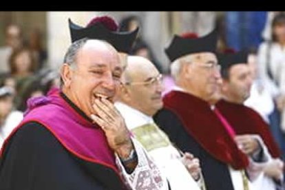 ¡Pero a buen sitio fue a poner el huerto! «No quiera comprarnos la libertad, la voluntad y casi la conciencia», le reprochó el portavoz del Cabildo de la Catedral, Mario González, quien demostró «en campo contrario», con actas del siglo XVI del consistorio municipal, que el regimiento reconocía que había «penetrado en el ayuntamiento la obligación» del tributo.