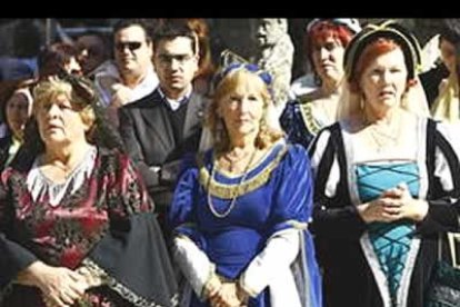 El público asistente no dudó en vestirse de época para asistir a las Cantaderas, uno de los actos principales de las fiestas de San Froilán.