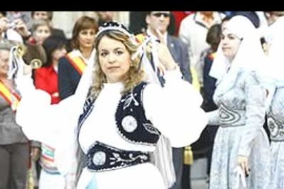 Por las calles del casco antiguo y en el escenario dispuesto en la Plaza del Grano se pudo disfrutar de la actuación de diversas agrupaciones de bailes de toda la provincia.