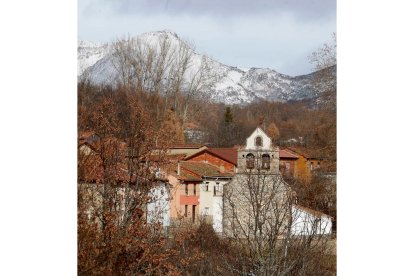 Desde el tranquilo paisaje
de Campohermoso, con la
cordillera al frente, a las ruinas
del castillo de Aviados, que
fue gran fortaleza medieval, el
valle de La Valcueva serpentea
por un camino en el que se
entrecruzan la carretera y el
pausado tren de vía estrecha. RAMIRO.