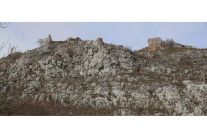 Desde el tranquilo paisaje
de Campohermoso, con la
cordillera al frente, a las ruinas
del castillo de Aviados, que
fue gran fortaleza medieval, el
valle de La Valcueva serpentea
por un camino en el que se
entrecruzan la carretera y el
pausado tren de vía estrecha. RAMIRO.
