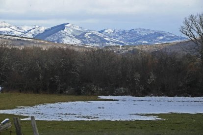 Desde el tranquilo paisaje
de Campohermoso, con la
cordillera al frente, a las ruinas
del castillo de Aviados, que
fue gran fortaleza medieval, el
valle de La Valcueva serpentea
por un camino en el que se
entrecruzan la carretera y el
pausado tren de vía estrecha. RAMIRO.