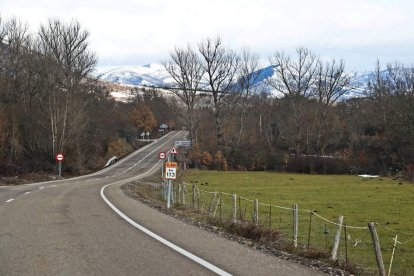 Desde el tranquilo paisaje
de Campohermoso, con la
cordillera al frente, a las ruinas
del castillo de Aviados, que
fue gran fortaleza medieval, el
valle de La Valcueva serpentea
por un camino en el que se
entrecruzan la carretera y el
pausado tren de vía estrecha. RAMIRO.