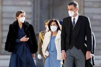 La reina Letizia, junto al presidente del Gobierno, Pedro Sánchez, y la ministra de Defensa, Margarita Robles (c), a su llegada a la tradicional ceremonia de la Pascua Militar este jueves en el Palacio Real. EFE/CHEMA MOYA