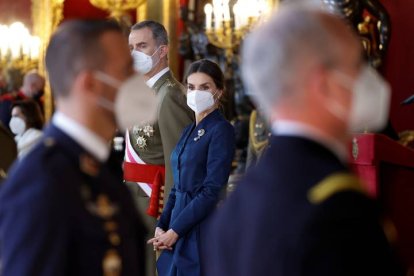 Los reyes de España, Felipe VI y Letizia, acompañados por el presidente del Gobierno, Pedro Sánchez. MARISCAL