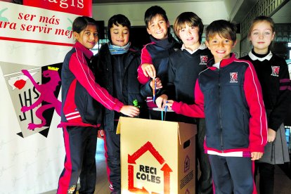 Noa Díaz, Enrique Pérez, Matero Giraldo, Julio González, Álvaro Morón y Enma Argüelles, el equipo ecológico del colegio Jesuitas de León. J. NOTARIO