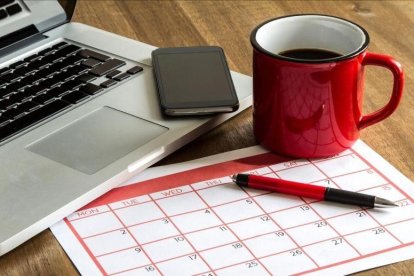 Ordenador portátil y calendario mensual.