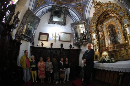 El rector de La Encina, Antolín de Cela, posaba ayer en el Camarín con algunas de las voluntarias que, dirigidas por Sofía Antón, han limpiado cinco espejos. El sexto fue restaurado en 2016. L. DE LA MATA