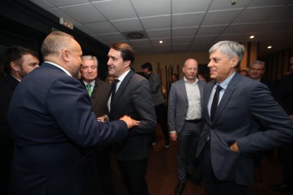 El consejero de Medio Ambiente, Vivienda y Ordenación del Territorio, Juan Carlos Suárez-Quiñones, el alcalde de Carracedelo y anfitrión, Raúl Valcarce, el director de la Mesa del Castaño del Bierzo, Pablo Linares, y el presidente de la Diputación de León, Gerardo Álvarez Courel, inauguran Biocastanea. ANA F. BARREDO