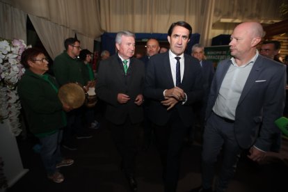 El consejero de Medio Ambiente, Vivienda y Ordenación del Territorio, Juan Carlos Suárez-Quiñones, el alcalde de Carracedelo y anfitrión, Raúl Valcarce, el director de la Mesa del Castaño del Bierzo, Pablo Linares, y el presidente de la Diputación de León, Gerardo Álvarez Courel, inauguran Biocastanea. ANA F. BARREDO