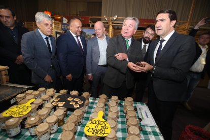 El consejero de Medio Ambiente, Vivienda y Ordenación del Territorio, Juan Carlos Suárez-Quiñones, el alcalde de Carracedelo y anfitrión, Raúl Valcarce, el director de la Mesa del Castaño del Bierzo, Pablo Linares, y el presidente de la Diputación de León, Gerardo Álvarez Courel, inauguran Biocastanea. ANA F. BARREDO