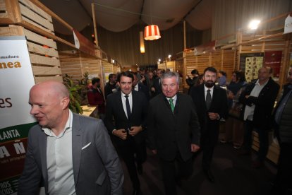 El consejero de Medio Ambiente, Vivienda y Ordenación del Territorio, Juan Carlos Suárez-Quiñones, el alcalde de Carracedelo y anfitrión, Raúl Valcarce, el director de la Mesa del Castaño del Bierzo, Pablo Linares, y el presidente de la Diputación de León, Gerardo Álvarez Courel, inauguran Biocastanea. ANA F. BARREDO