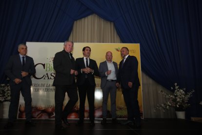 El consejero de Medio Ambiente, Vivienda y Ordenación del Territorio, Juan Carlos Suárez-Quiñones, el alcalde de Carracedelo y anfitrión, Raúl Valcarce, el director de la Mesa del Castaño del Bierzo, Pablo Linares, y el presidente de la Diputación de León, Gerardo Álvarez Courel, inauguran Biocastanea. ANA F. BARREDO