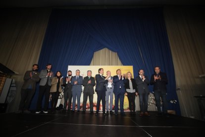 El consejero de Medio Ambiente, Vivienda y Ordenación del Territorio, Juan Carlos Suárez-Quiñones, el alcalde de Carracedelo y anfitrión, Raúl Valcarce, el director de la Mesa del Castaño del Bierzo, Pablo Linares, y el presidente de la Diputación de León, Gerardo Álvarez Courel, inauguran Biocastanea. ANA F. BARREDO