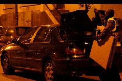 La operación, que se inició de forma simultánea y que continúa abierta, es la segunda que se desarrolla en menos de un mes contra islamistas dedicados al adoctrinamiento de muyahidines.