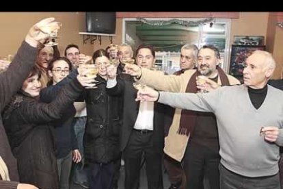 Brindis en el bar de Cuadros para celebrar la excelente noticia.