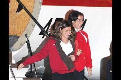 Un día después de su liberación, las cooperantes aterrizaron en Madrid. Las dos mujeres descendieron del avión militar Falcon 900, que aterrizó a las 20.33 horas en la base aèrea militar de Torrejón de Ardoz, tras encontrarse en su interior con sus familias y un psicólogo especialista en casos de secuestro.