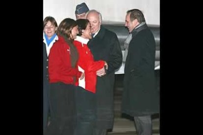 Entre el comité de bienvenida se encontraba el Ministro de Exteriores, Miguel Ángel Moratinos, y el de Defensa, José Antonio Alonso, que no quiso perder la oportunidad de recibir a su paisana leonesa, Mercedes García.