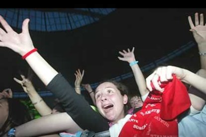 Algunas jovencitas enloquecían cada vez que el cantante se movía por el escenario.