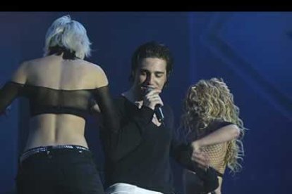 Cuatro bailarines, y un eficaz juego de luces, formaban parte de la puesta en escena del concierto.