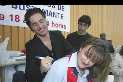 Antes del concierto en el León Arena, el cantante hizo una parada en un conocido centro comercial para acudir a la cita con sus fans.