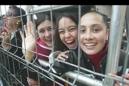 Fueron muchas las admiradoras que esperaron horas de cola, y un poco de lluvia, para poder ver a su ídolo en persona.