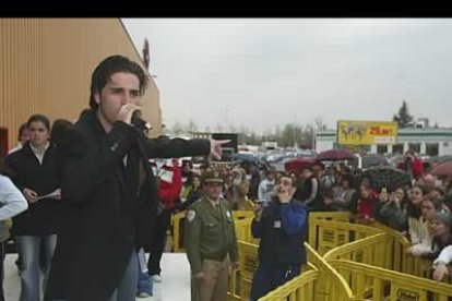 Por fin salió a saludar a los cientos de personas que se congregaron en el recinto de Carrefour. Muy elegante, con vaqueros y americana negra, causó sensación.