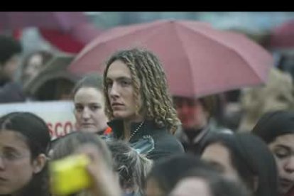 Parece su compañero de concurso, David Bisbal, infliltrado entre el público, pero no, es un admirador más, con un asombroso parecido con el ricitos de oro de la academia de OT.