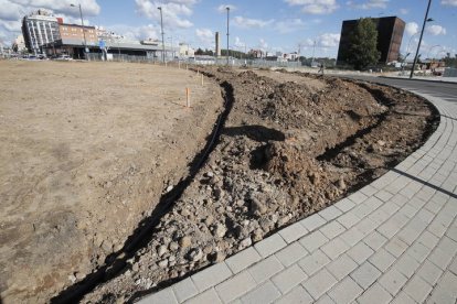 Vista general de cómo se está reformando la glorieta. RAMIRO