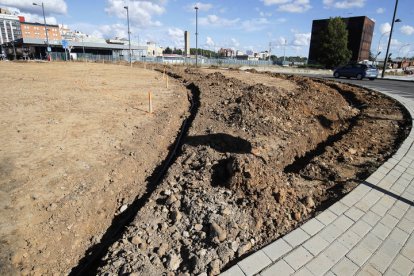 La glorieta está envuelta por el paisaje urbano que conforman el Palacio de Exposiciones, el CRC y la estación de tren. RAMIRO