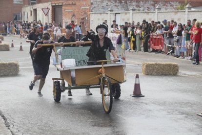 Uno de los participantes ayer en la carrera de camas alza el brazo en señal de victoria. RAMIRO