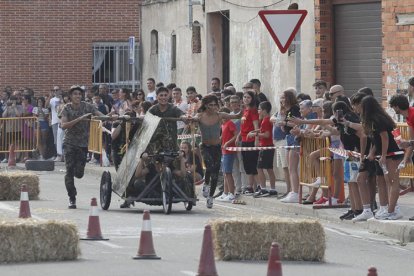 Un grupo sortea uno de los obstáculos durante la carrera. RAMIRO