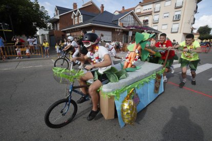 Uno de los grupos participantes en la carrera de camas. RAMIRO