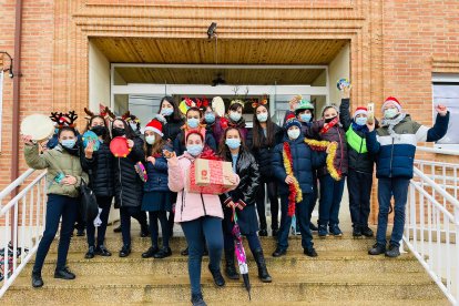 Los alumnos del Colegio Paula Montal de Astorga visitan residencias de ancianos por Navidad. DL
