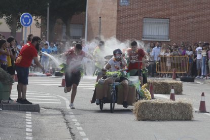 Uno de los grupos participantes en la carrera de camas. RAMIRO