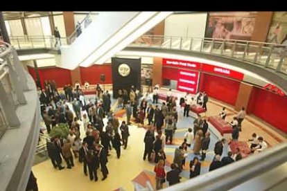 El 75% de las tiendas del centro comercial ya han abierto, el resto lo hará de cara a las navidades que será cuando el centro alcance su máximo apogeo.