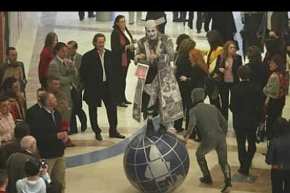 La compañía Els Comediants se encargó de amenizar la espera del público en los inicios del acto.