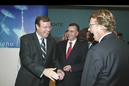 A la inauguración asistieron, entre otros, el consejero de Fomento, Antonio Silván, el alcalde de León, Francisco Fernández, y el director general de AM en España, Victor Manuel Gómez.