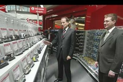 El grupo alemán Media Markt, el mayor especialista europeo en informática, audio y vídeo y electrodomésticos cuenta con  una superficie de 2.000 metros cuadrados y ofrecerá más de 50.000 artículos.