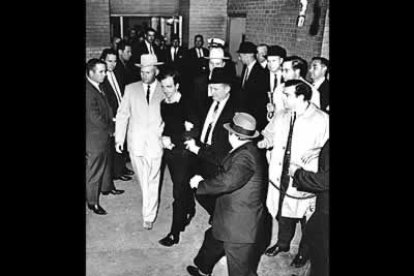 Tras el magnicido, fue detenido Lee Harvey Oswald. Acusado de disparar al presidente, nunca se ha sabido a ciencia cierta si lo hizo solo o formarba parte de una conspiración. Hay quién dice que él no mató a Kennedy.