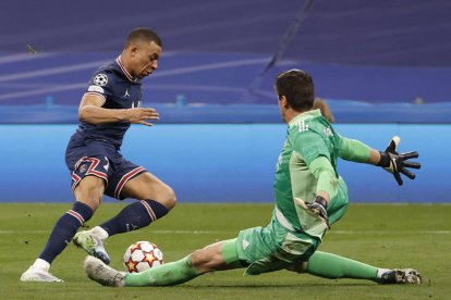 Mbappé trata de superar a Courtois. El delantero francés también anotó. Pero no sirvió de nada. PÉREZ