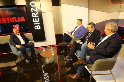 Courel, con Gavela, Domínguez y Torné, en la entrevista. L. DE LA MATA