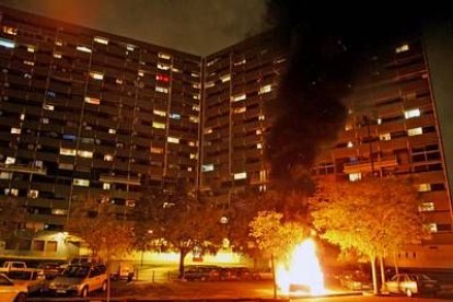En Toulouse los coches ardían; un vehículo quemado fue lanzado contra la verja de un parvulario.