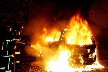 En el distrito XV de París, cuatro jóvenes intentaron prender fuego a una guardería infantil y a una moto...