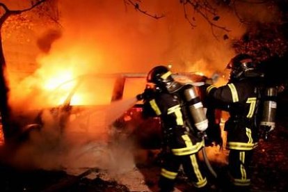 ...mientras que en Amiens, una de las ciudades donde se ha impuesto el toque de queda para menores, una tubería de gas fue arrancada.