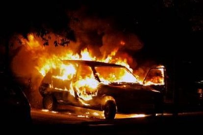 En las afueras de la capital gala, donde empezó la ola de disturbios el pasado día 27, unos 200 manifestantes se manifestaron contra la ola de violencia y el toque de queda.