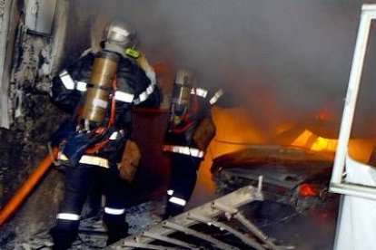 Por otra parte, 281 menores han comparecido ante un juez de menores, 56 de los cuales fueron enviados a prisión preventiva.