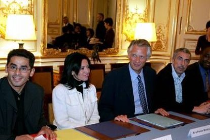 En el frente polícito, el primer ministro Dominique de Villepin recibió en la sede del Gobierno a madres de familia residentes en barrios conflictivos.