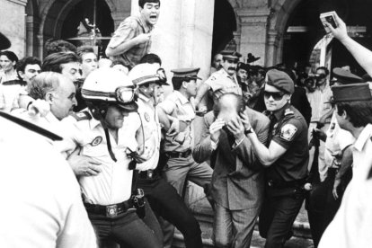 Villarig tuvo que salir escoltado del Pacto Cívico. ARCHIVO
