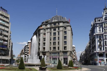 Vista aérea del casco antiguo de Ponferrada, pendiente de ser BIC desde 1976; derecha, el hotel Alfonso V, en lista de espera desde 1991. L. DE LA MATA